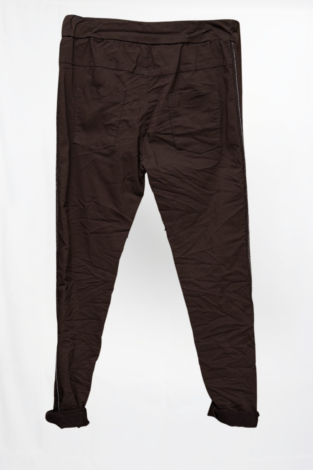 Pantalón marrón con raya lateral