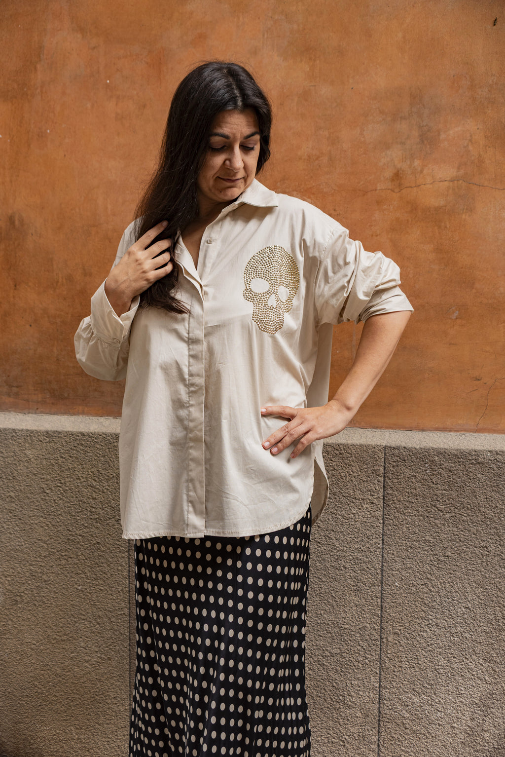 Camisa con calavera color beige
