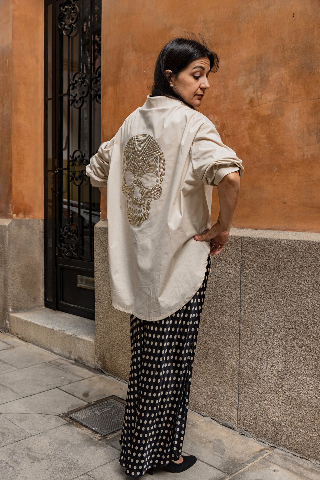 Camisa con calavera color beige