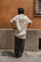 Camisa con calavera color beige