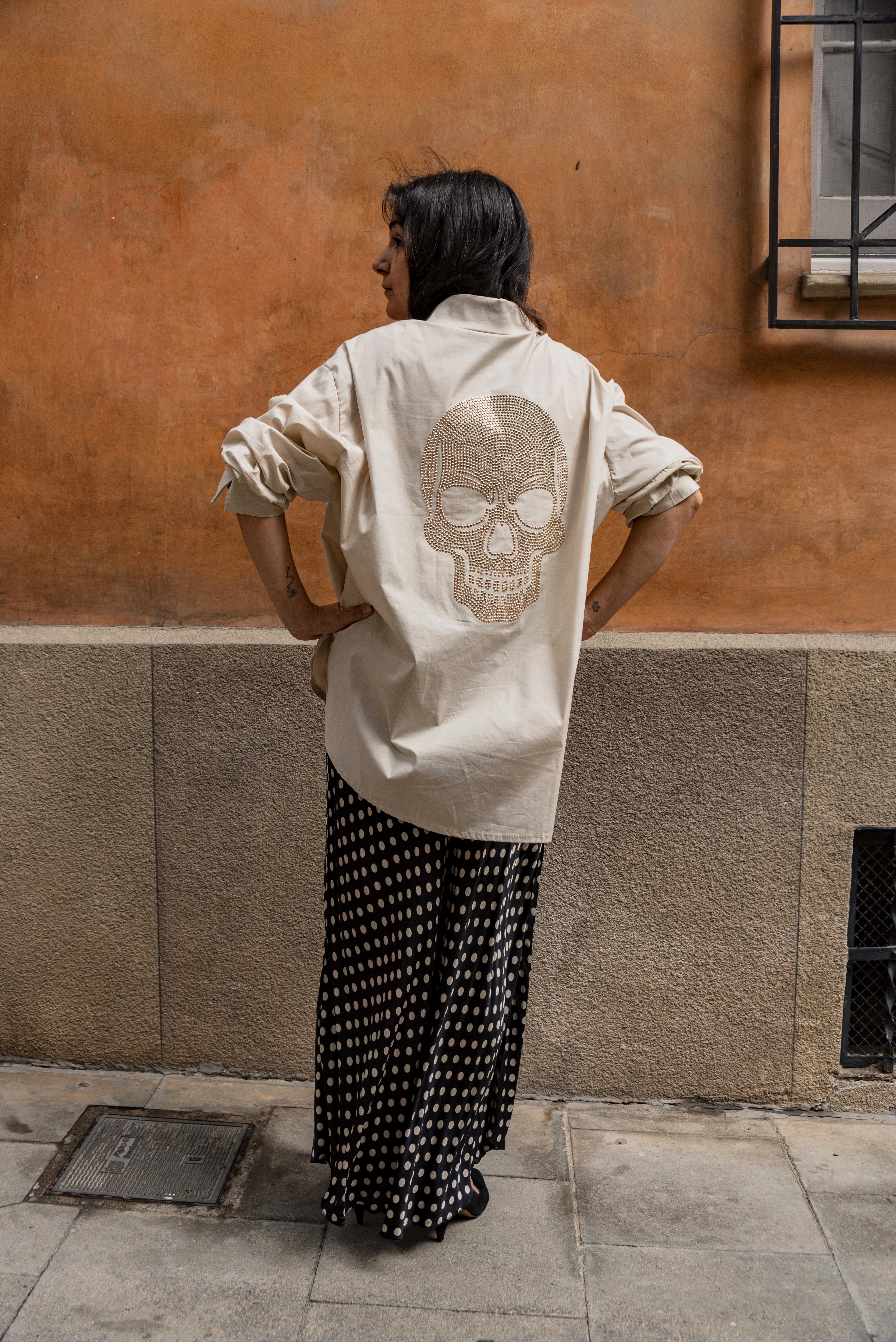 Camisa con calavera color beige
