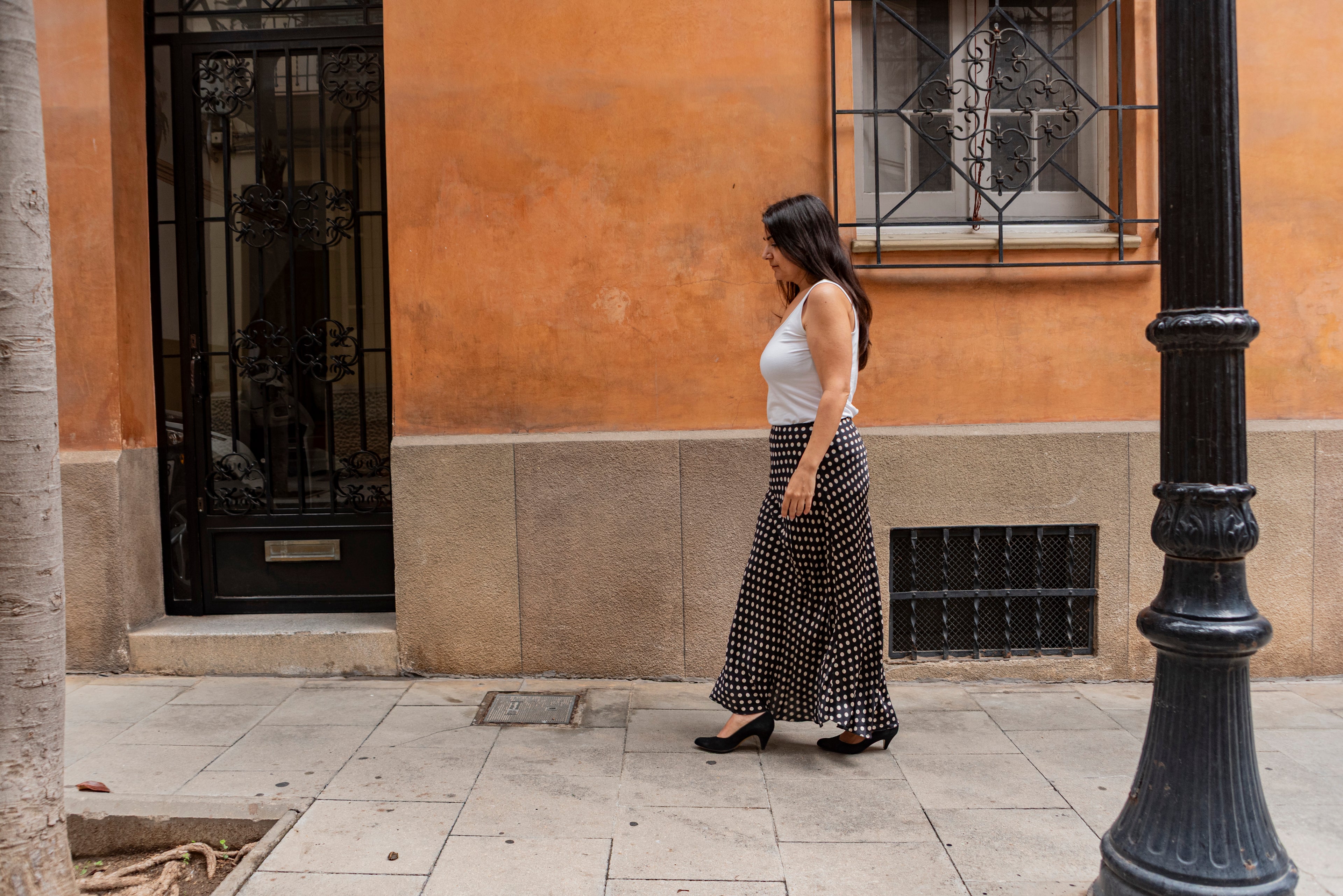 Falda midi topos color negro