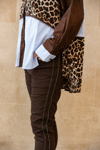 Pantalón marrón con raya lateral