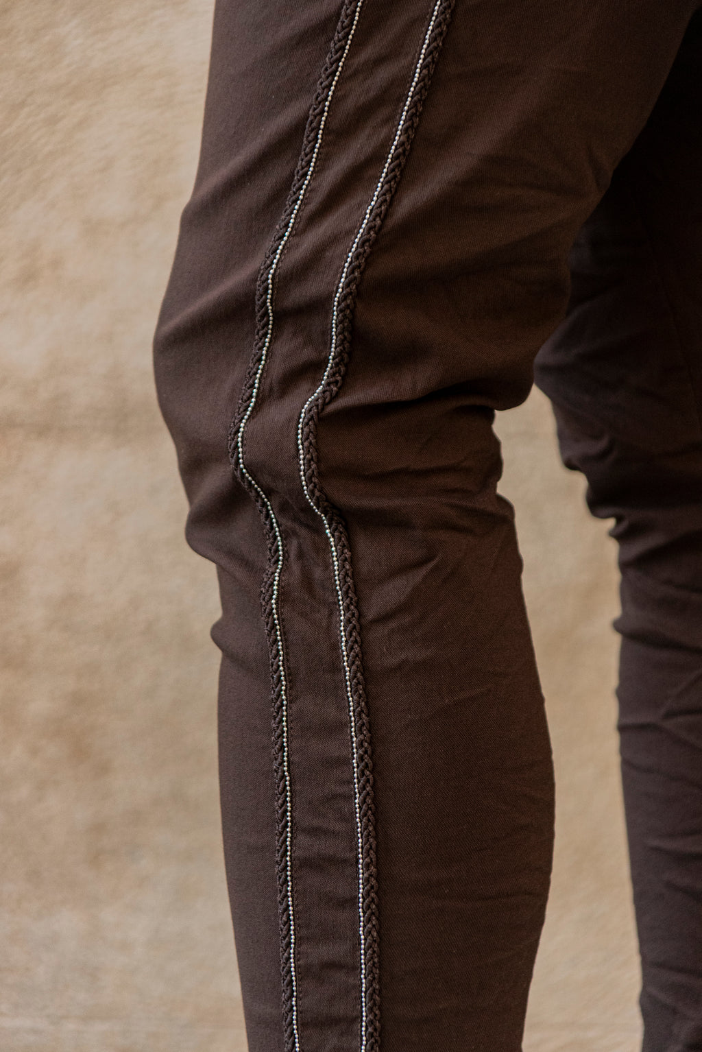 Pantalón marrón con raya lateral