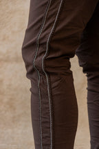Pantalón marrón con raya lateral