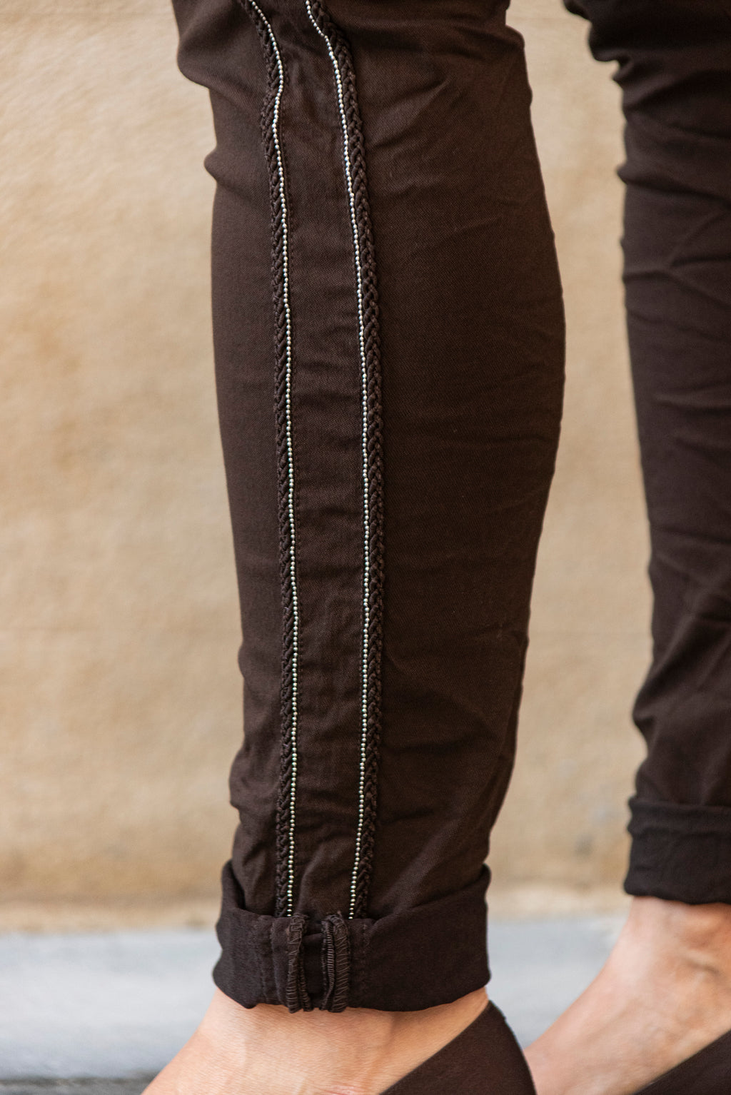 Pantalón marrón con raya lateral