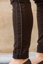 Pantalón marrón con raya lateral