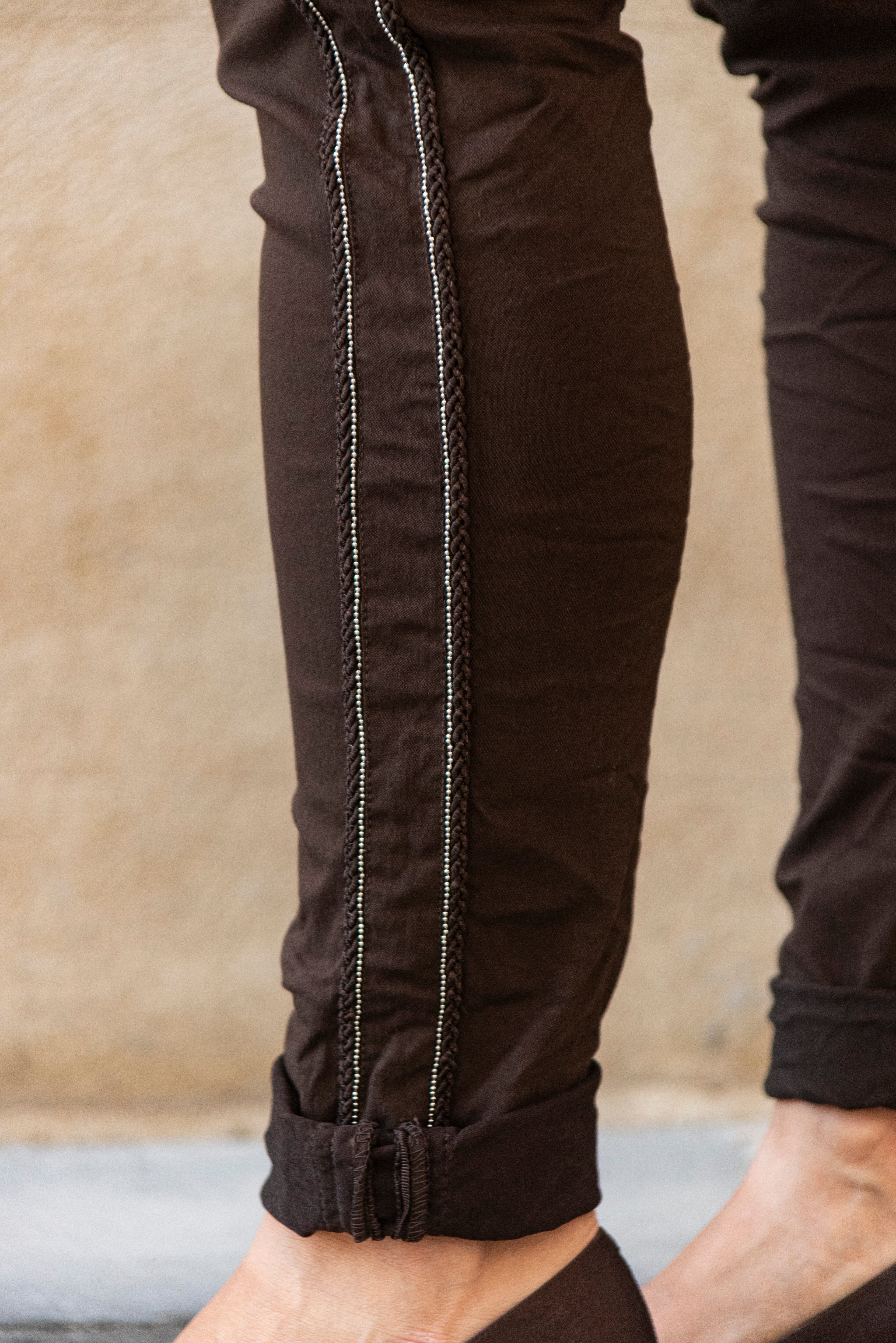 Pantalón marrón con raya lateral