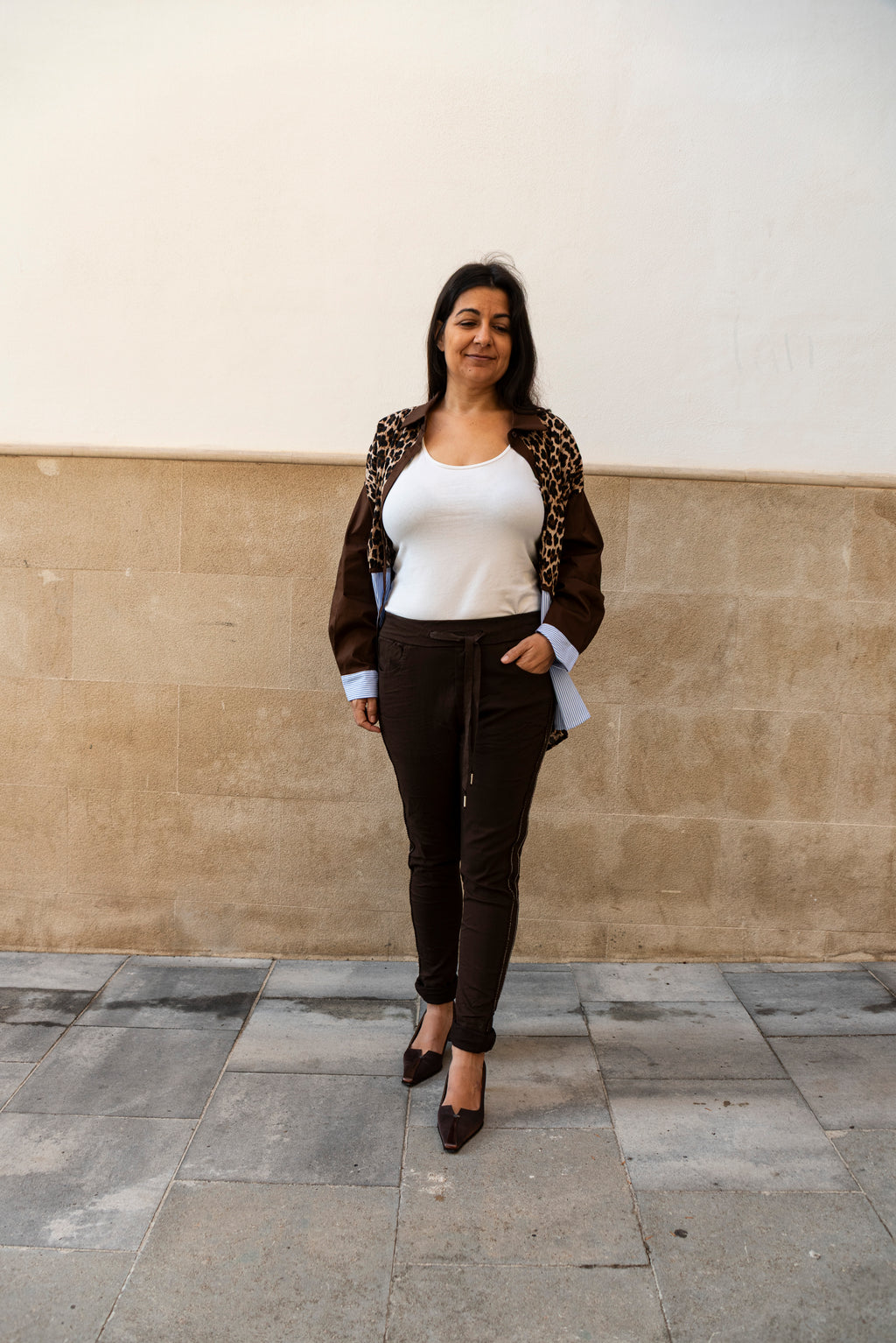 Pantalón marrón con raya lateral