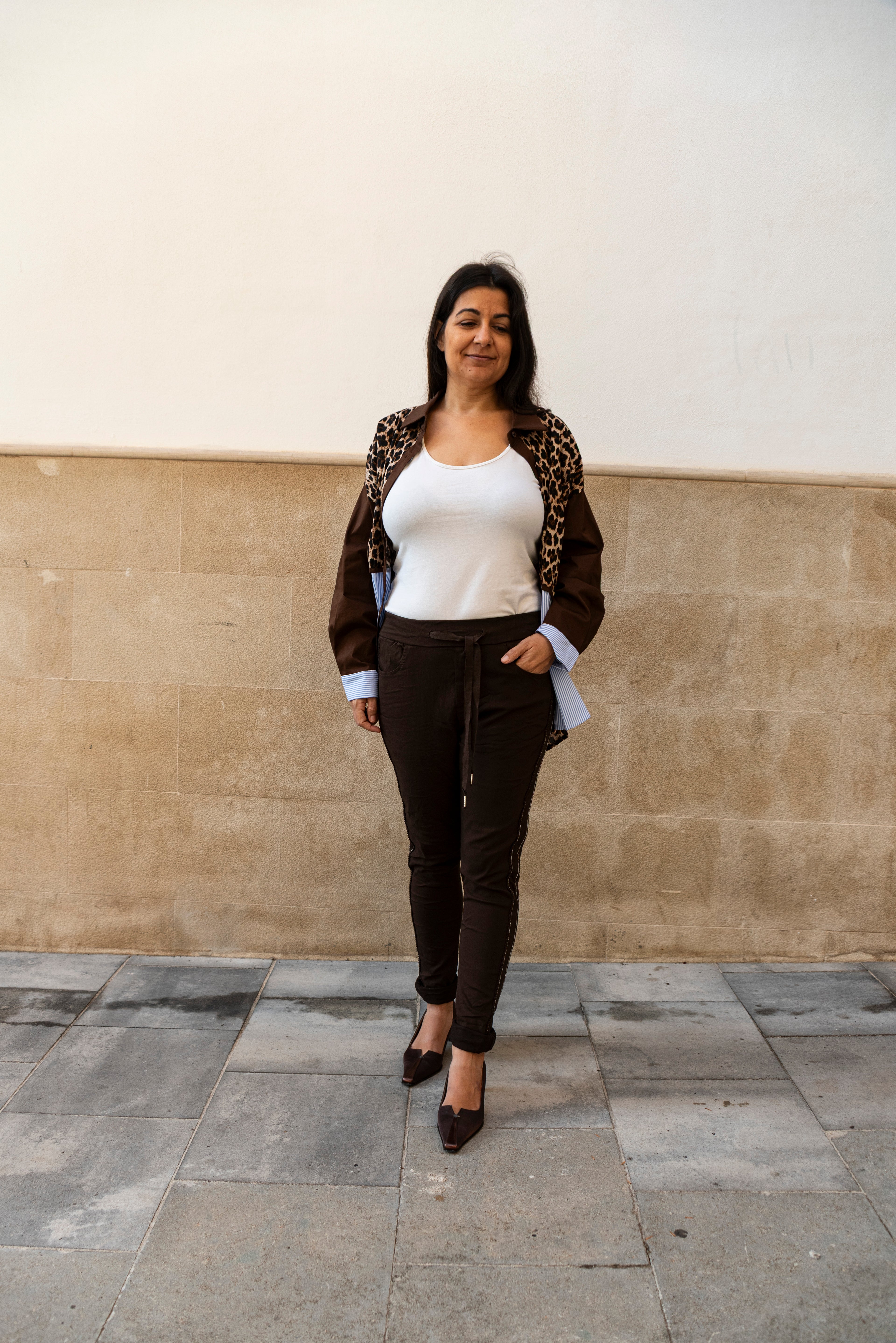 Pantalón marrón con raya lateral