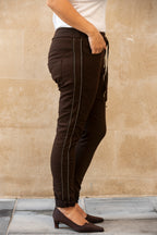 Pantalón marrón con raya lateral