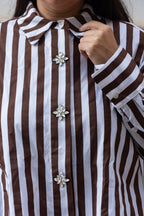Camisa de rayas con botones joya