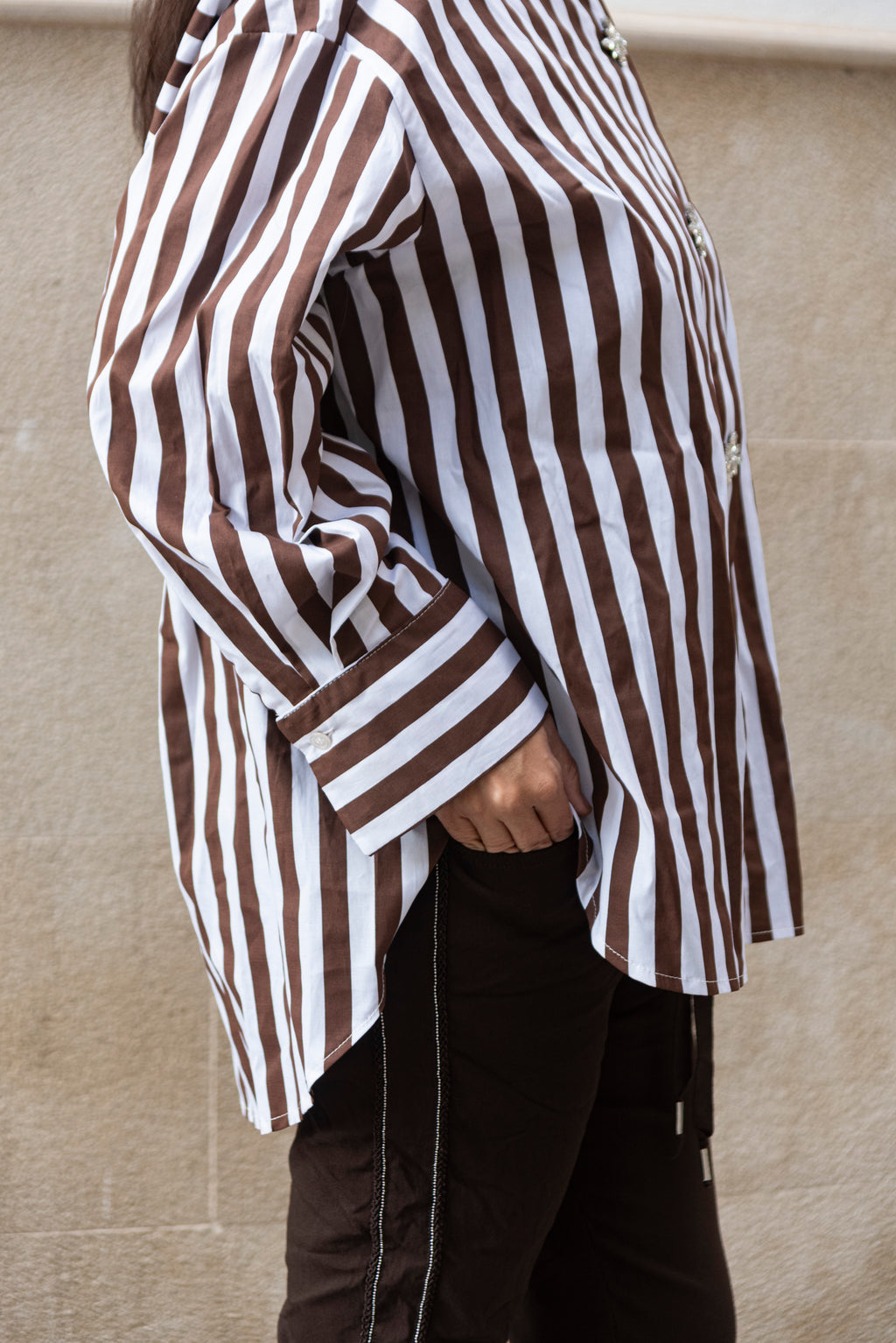 Camisa de rayas con botones joya