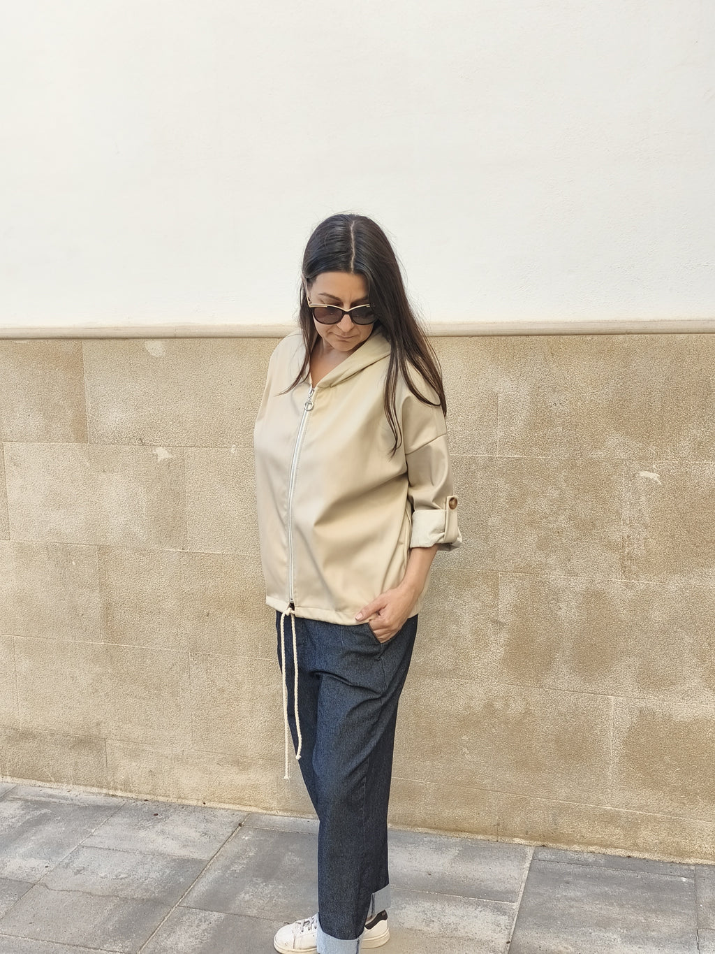 Chaqueta con capucha beige