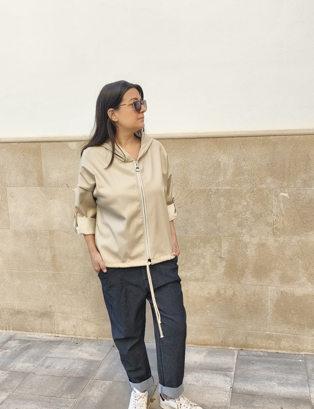 Chaqueta con capucha beige