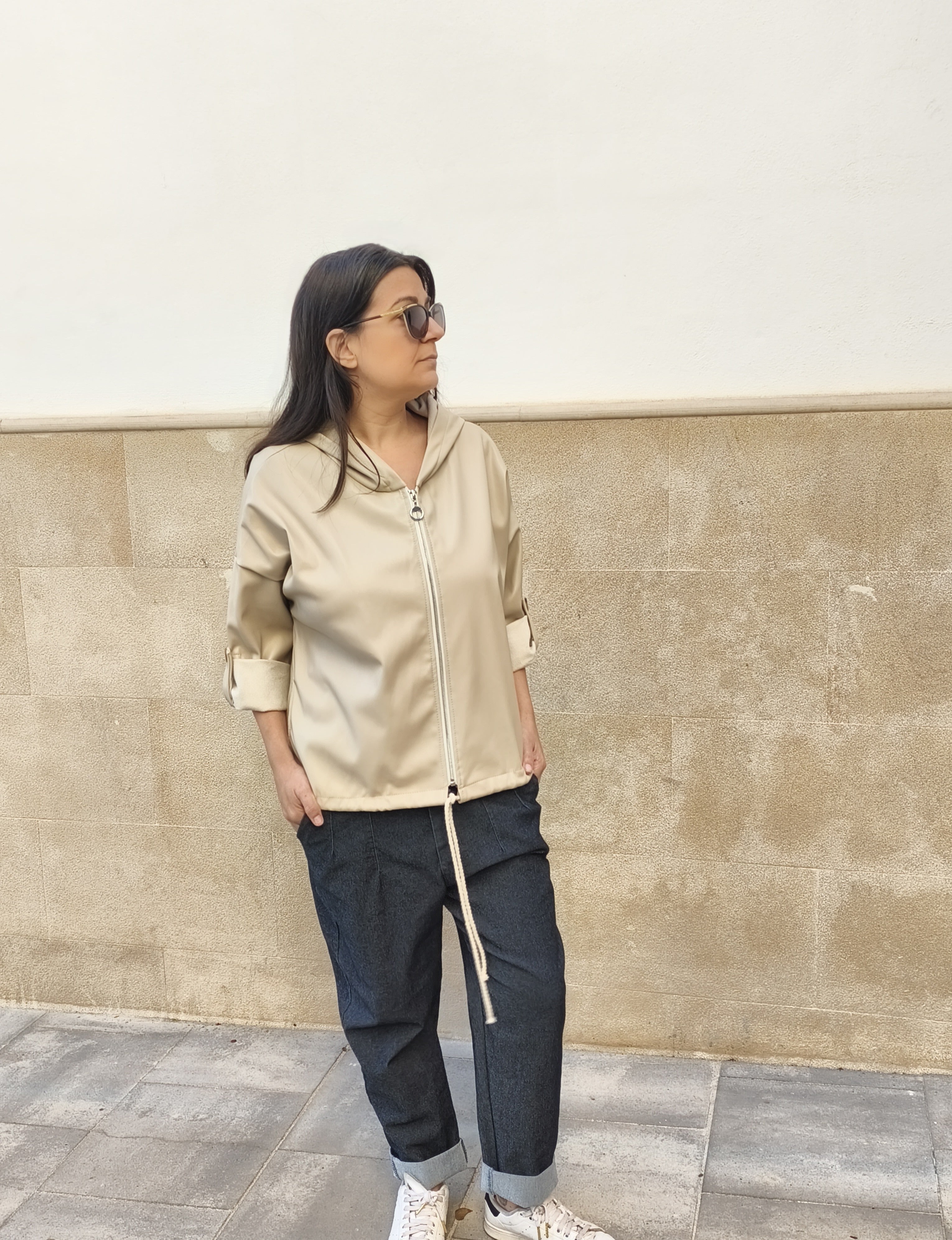 Chaqueta con capucha beige