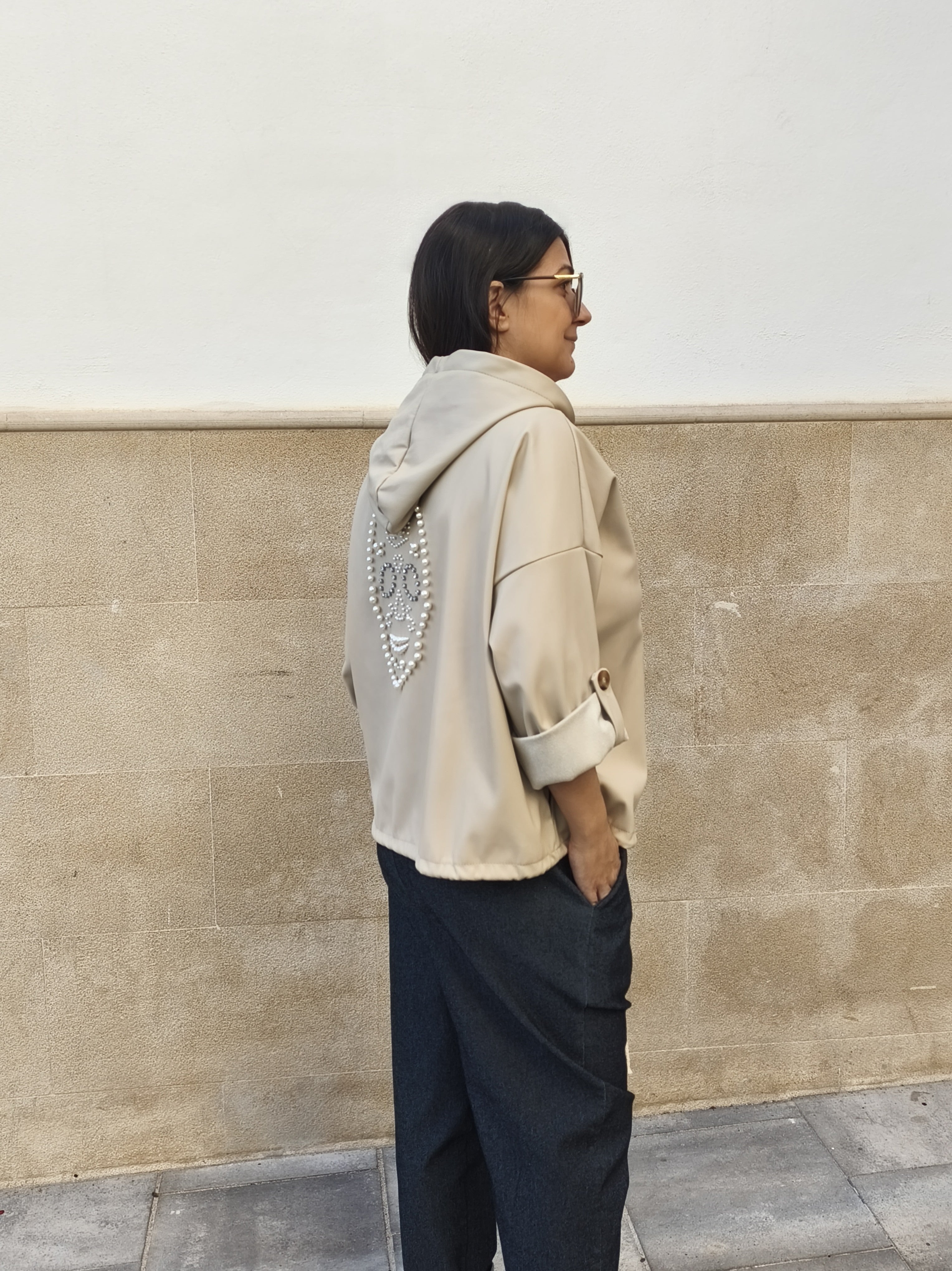 Chaqueta con capucha beige