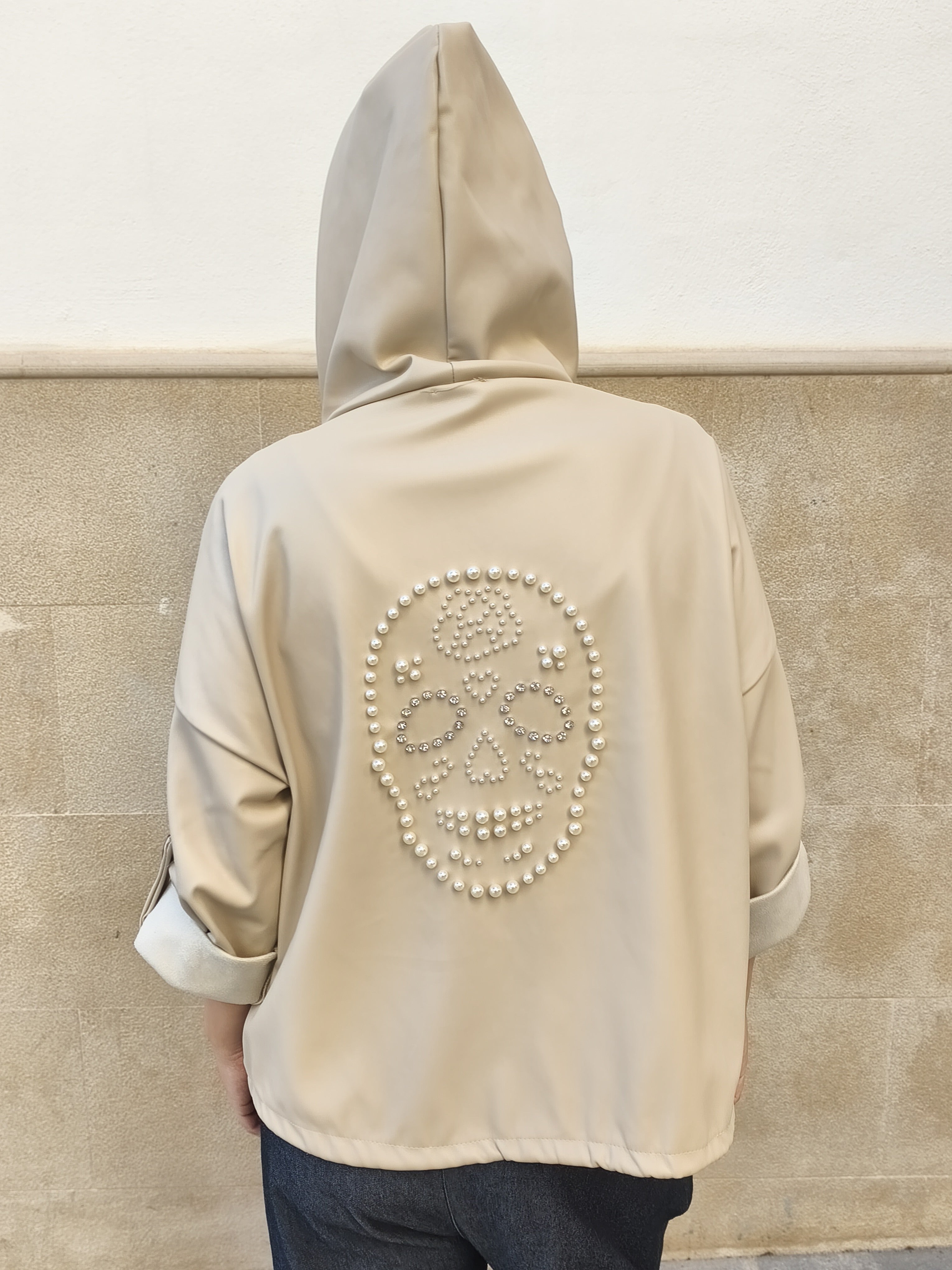 Chaqueta con capucha beige