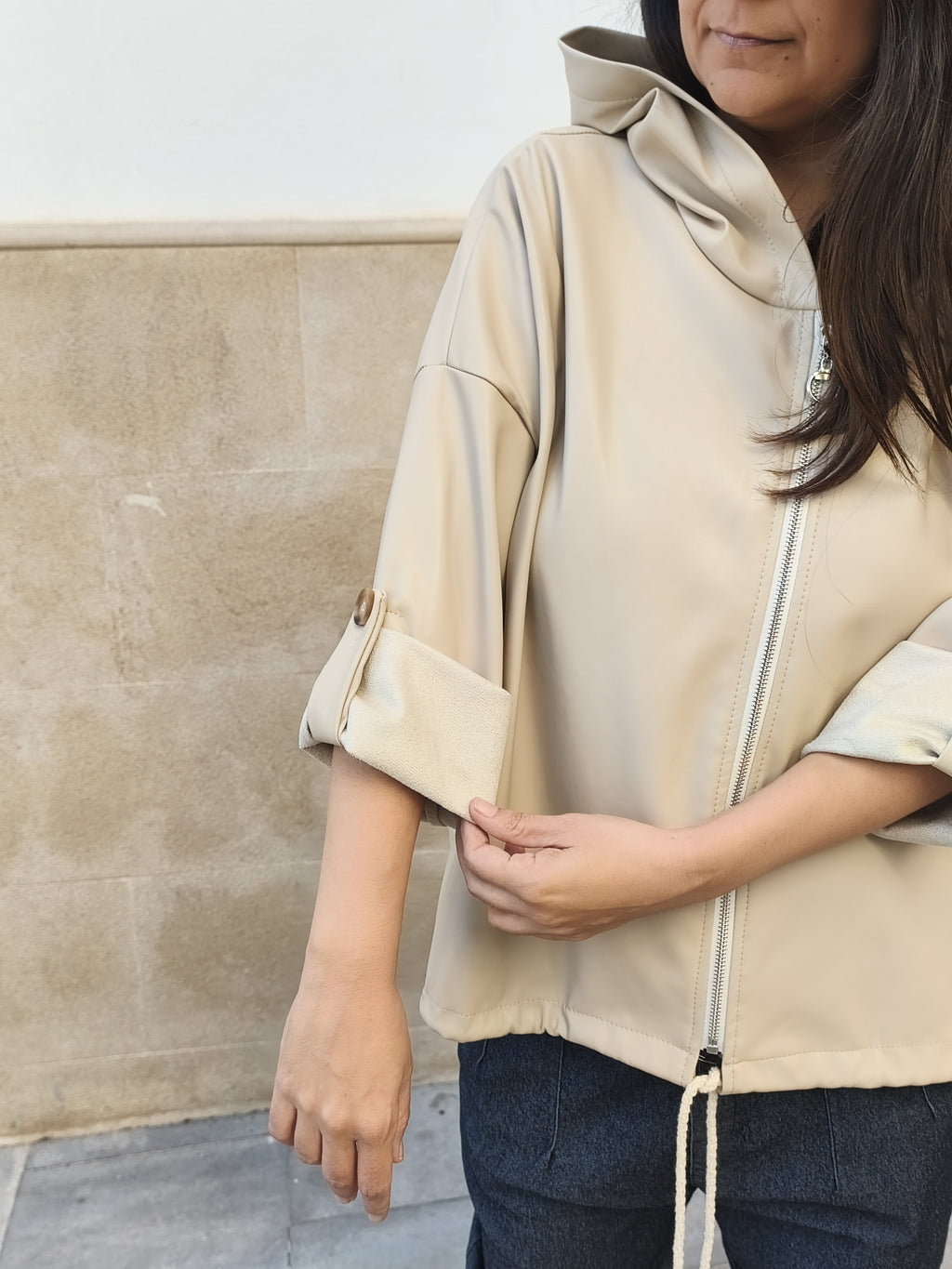 Chaqueta con capucha beige