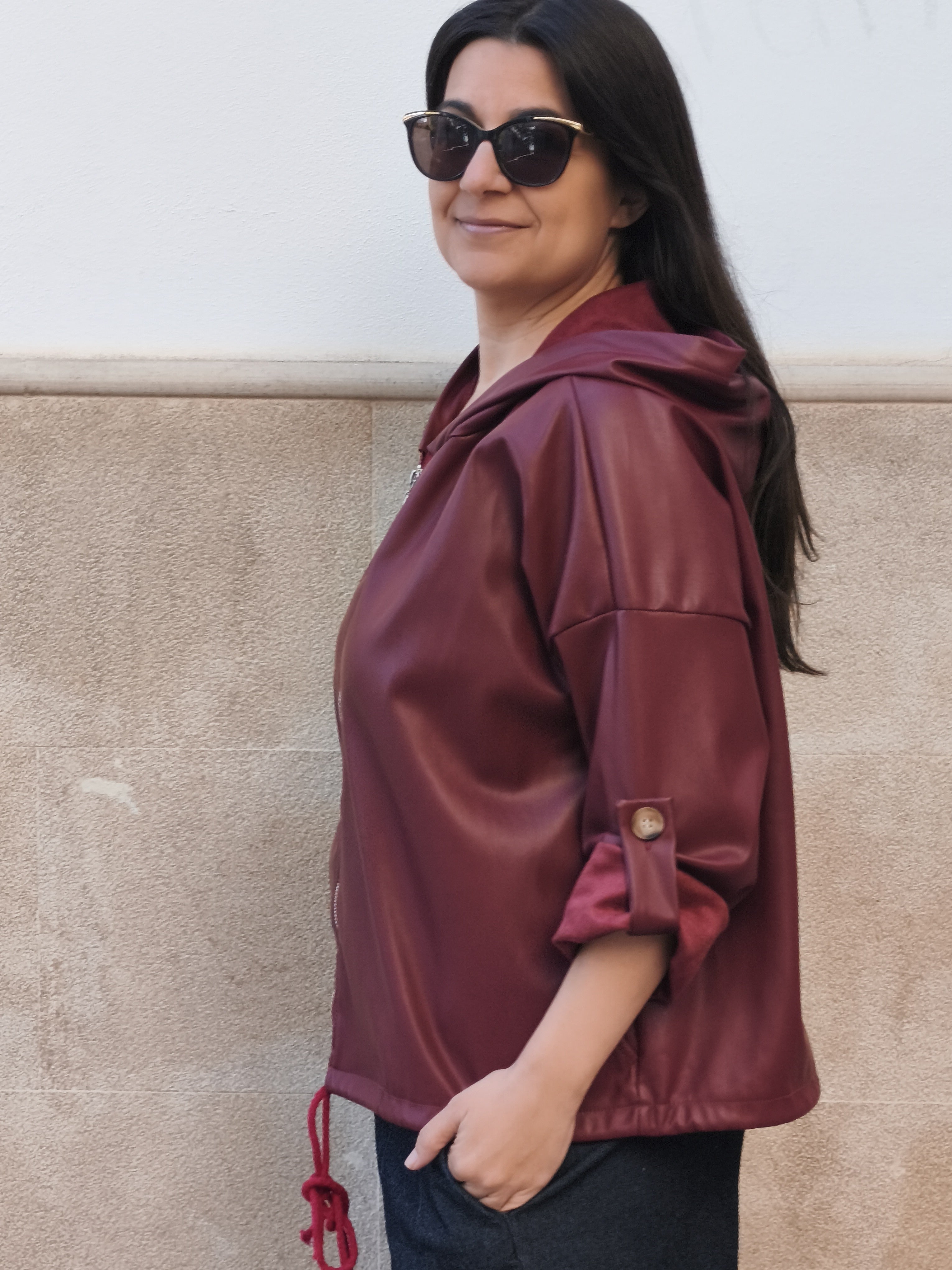 Caqueta con capucha burdeos