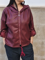 Caqueta con capucha burdeos