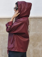 Caqueta con capucha burdeos