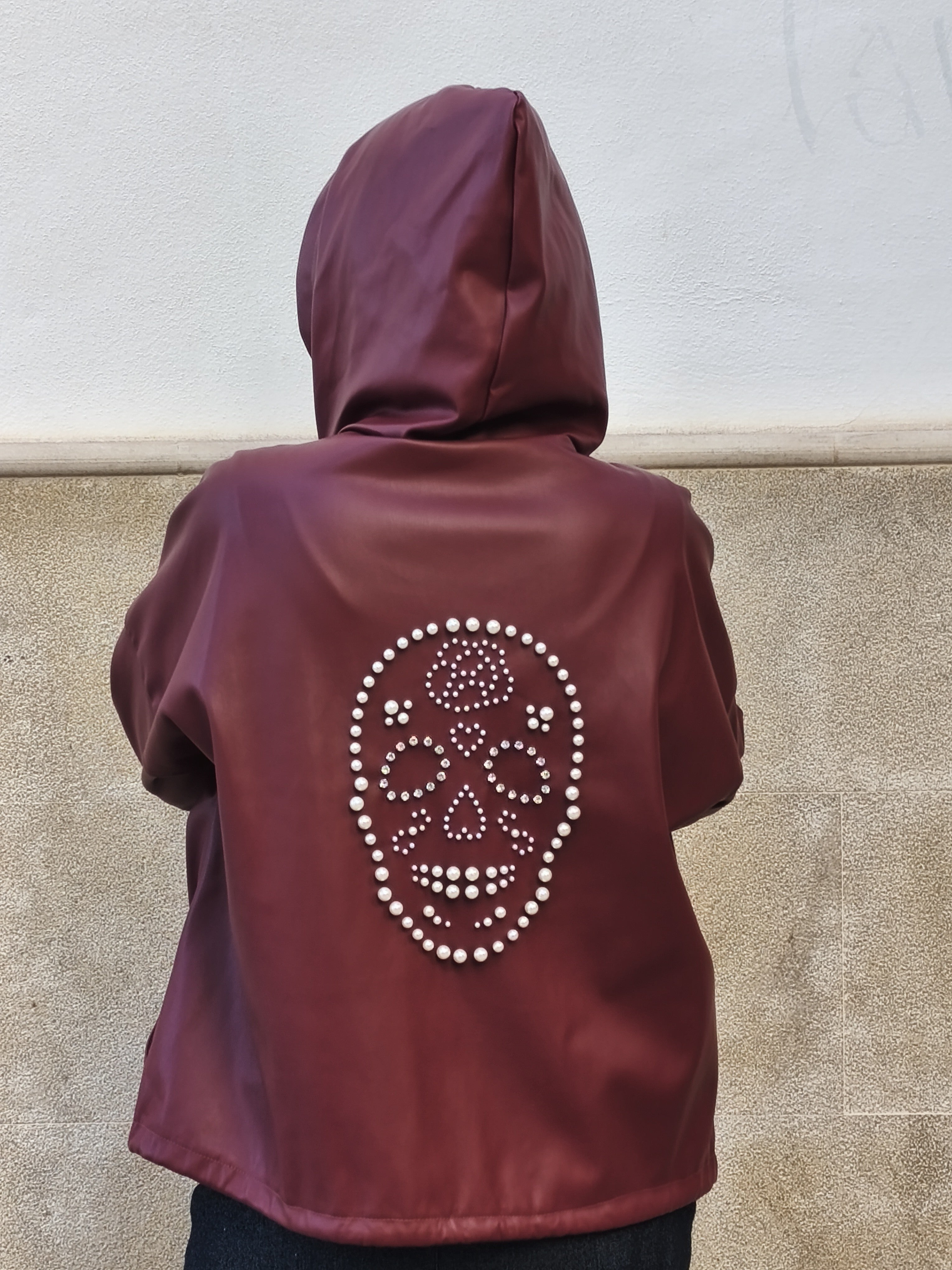 Caqueta con capucha burdeos