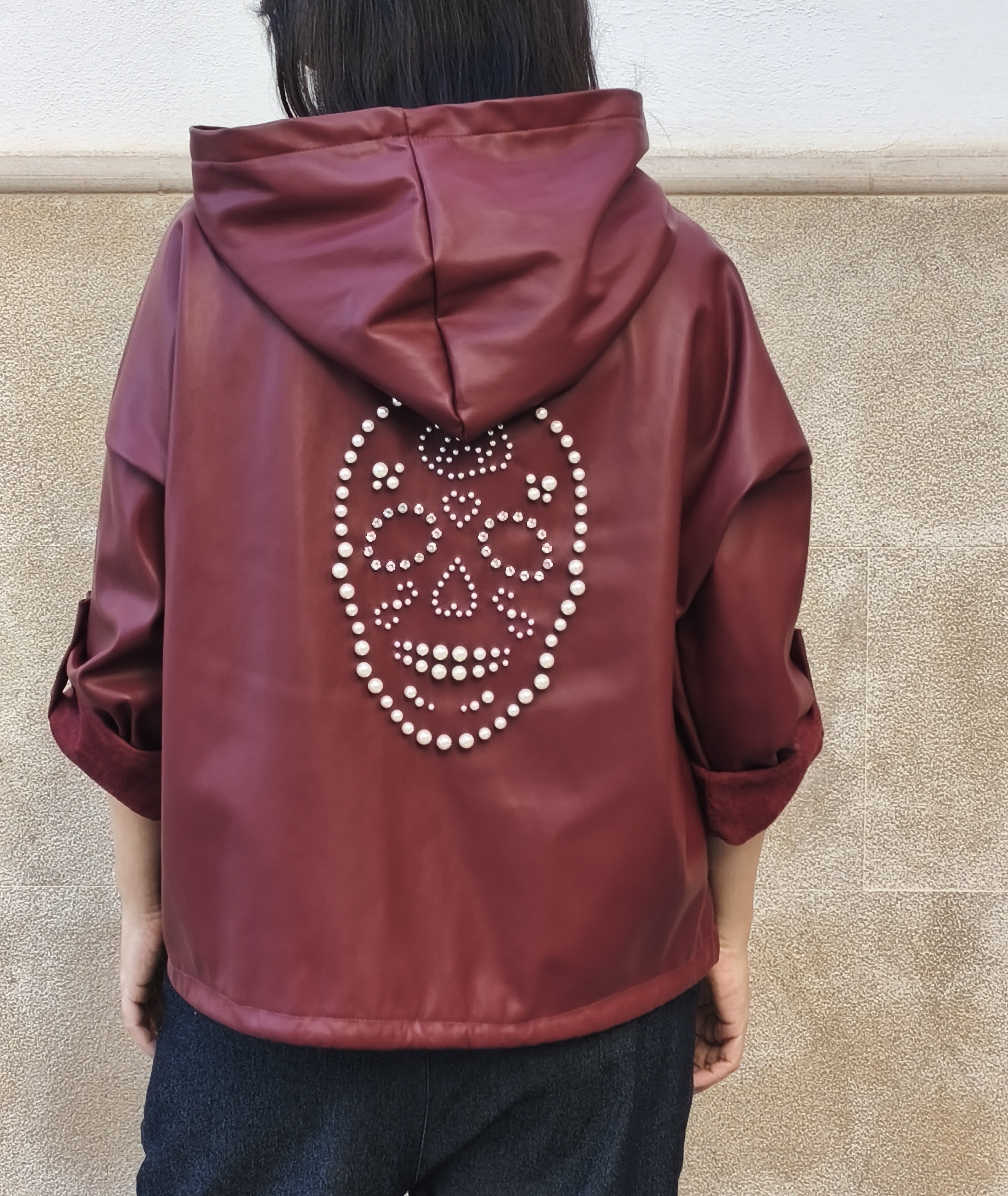 Caqueta con capucha burdeos