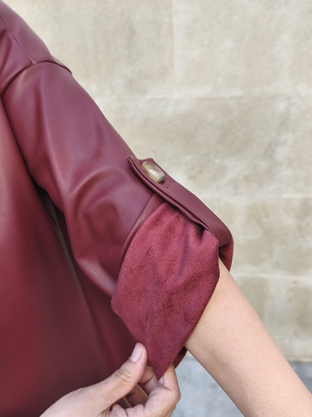 Caqueta con capucha burdeos