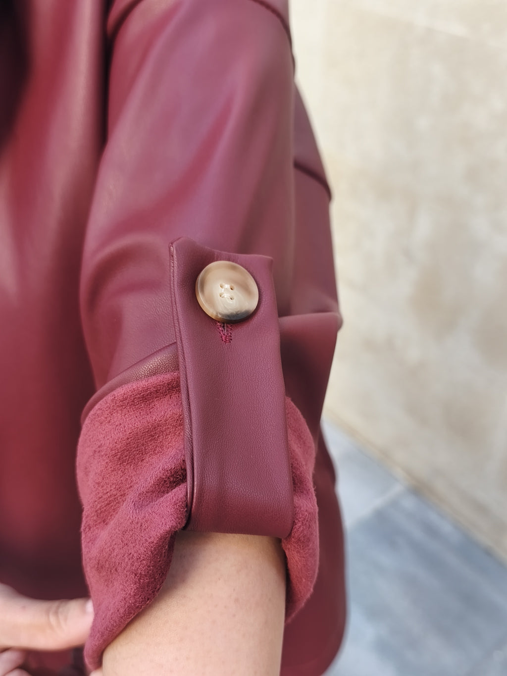 Caqueta con capucha burdeos
