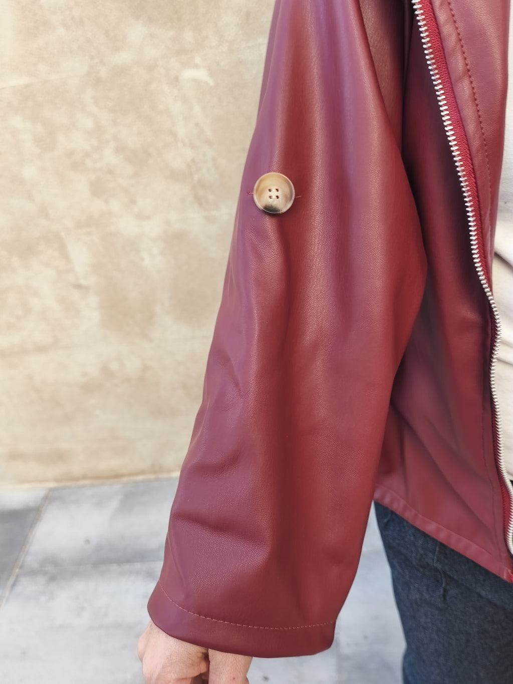 Caqueta con capucha burdeos