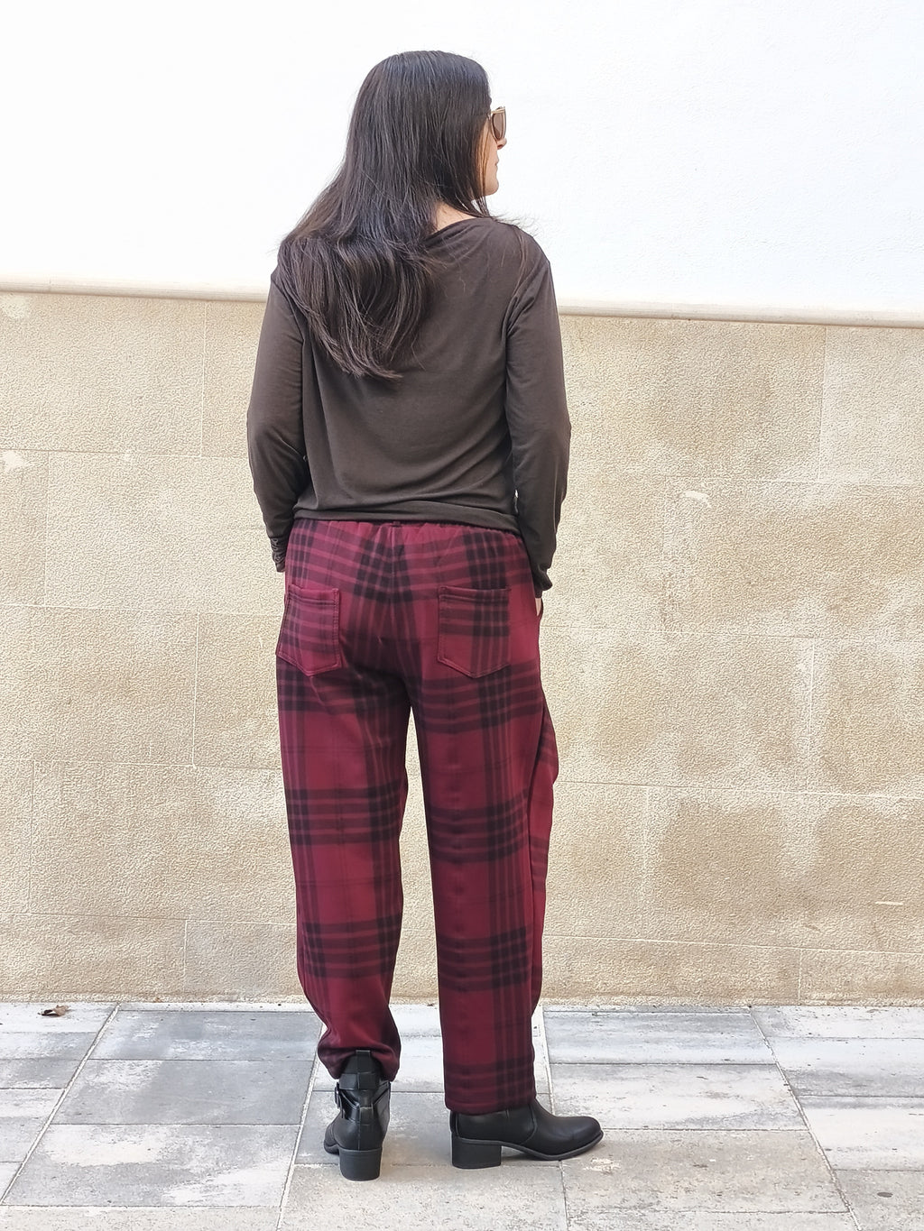 Camiseta lisa marrón y Pantalón escocés burdeos