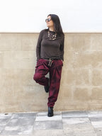 Camiseta lisa marrón y Pantalón escocés burdeos