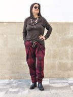 Camiseta lisa marrón y Pantalón escocés burdeos