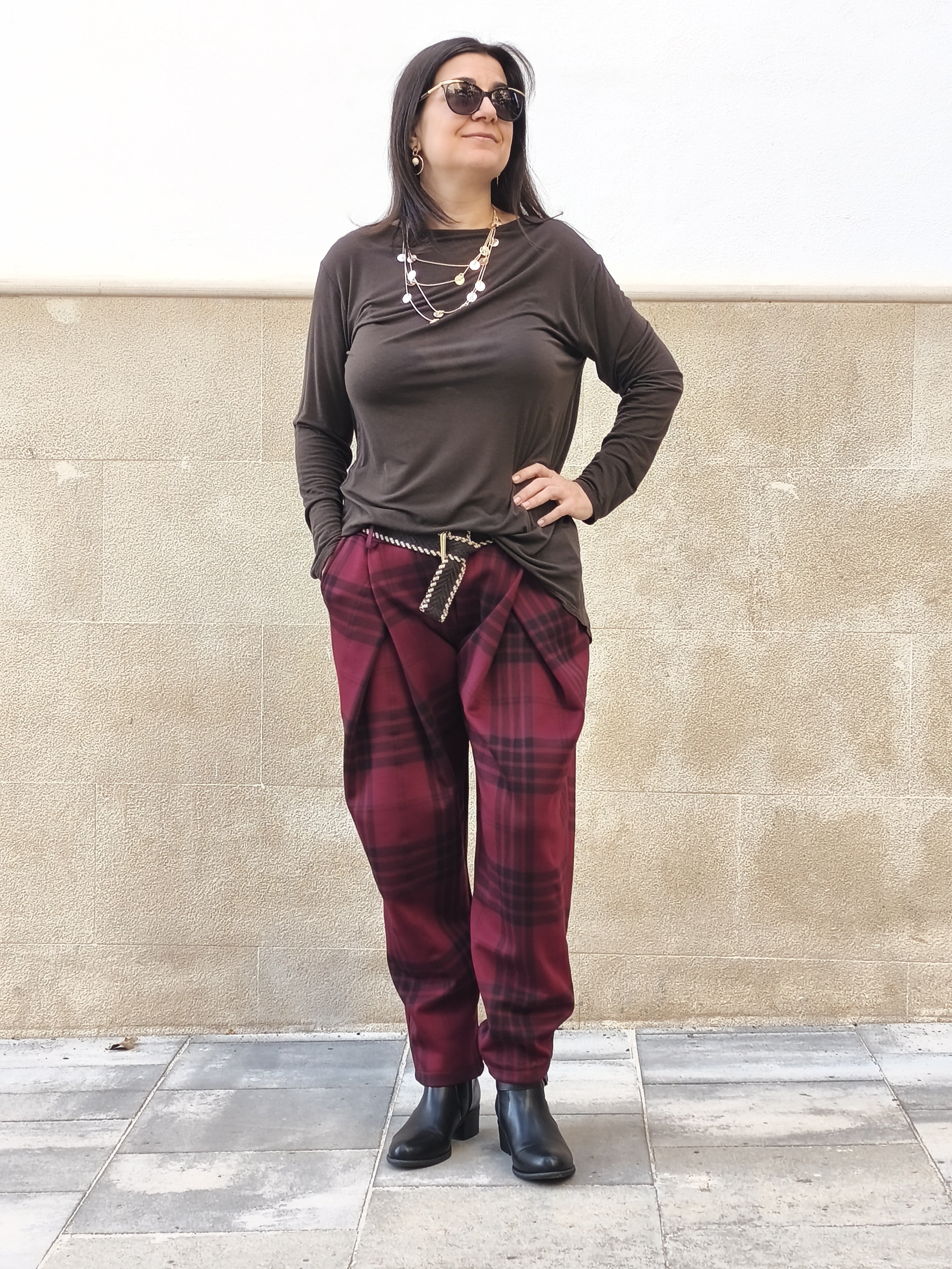 Camiseta lisa marrón y Pantalón escocés burdeos