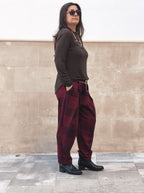 Camiseta lisa marrón y Pantalón escocés burdeos