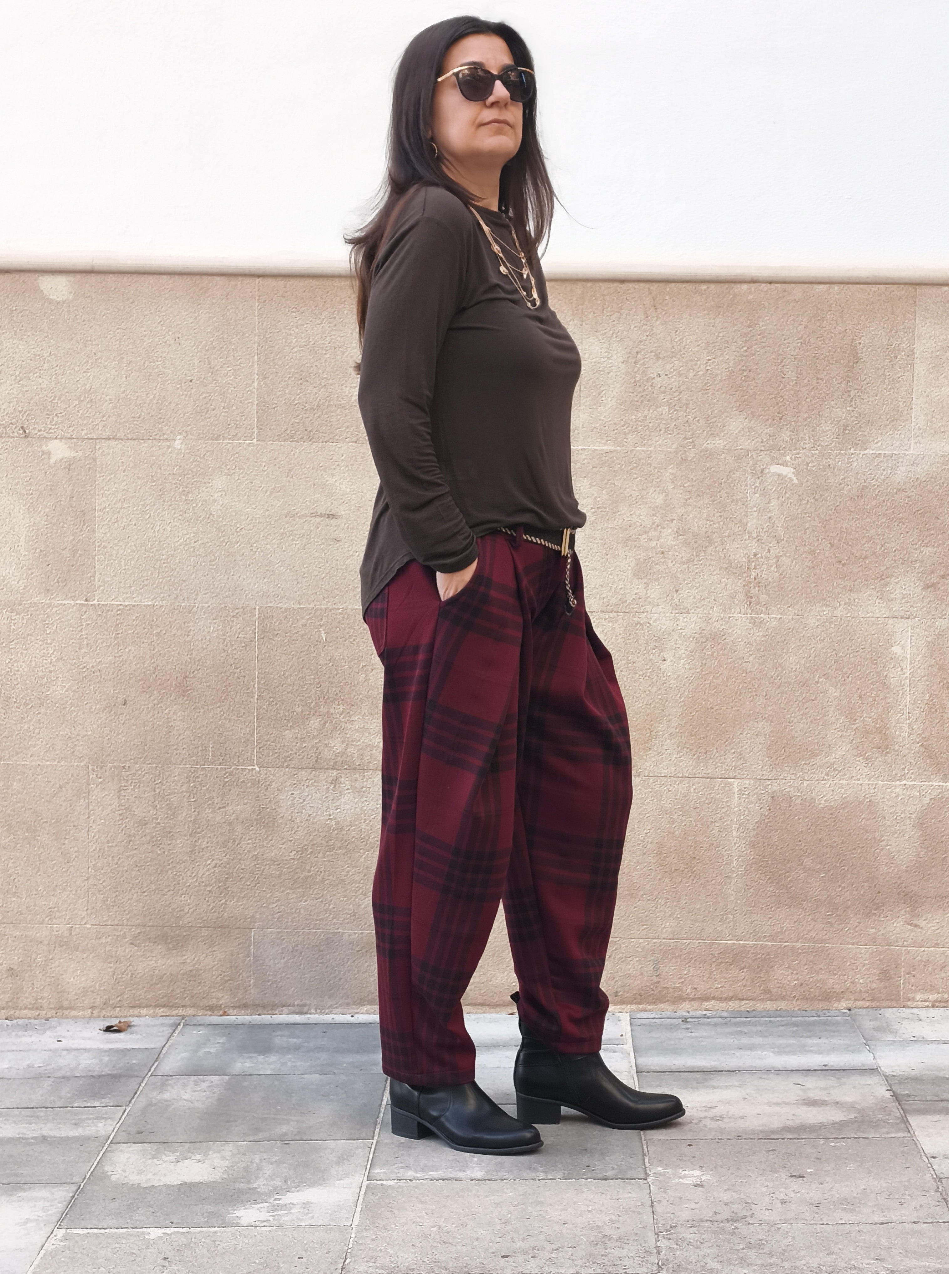 Camiseta lisa marrón y Pantalón escocés burdeos