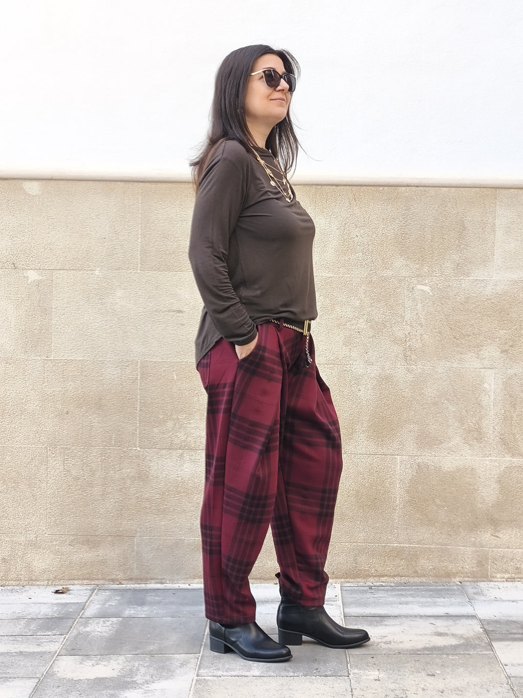 Camiseta lisa marrón y Pantalón escocés burdeos