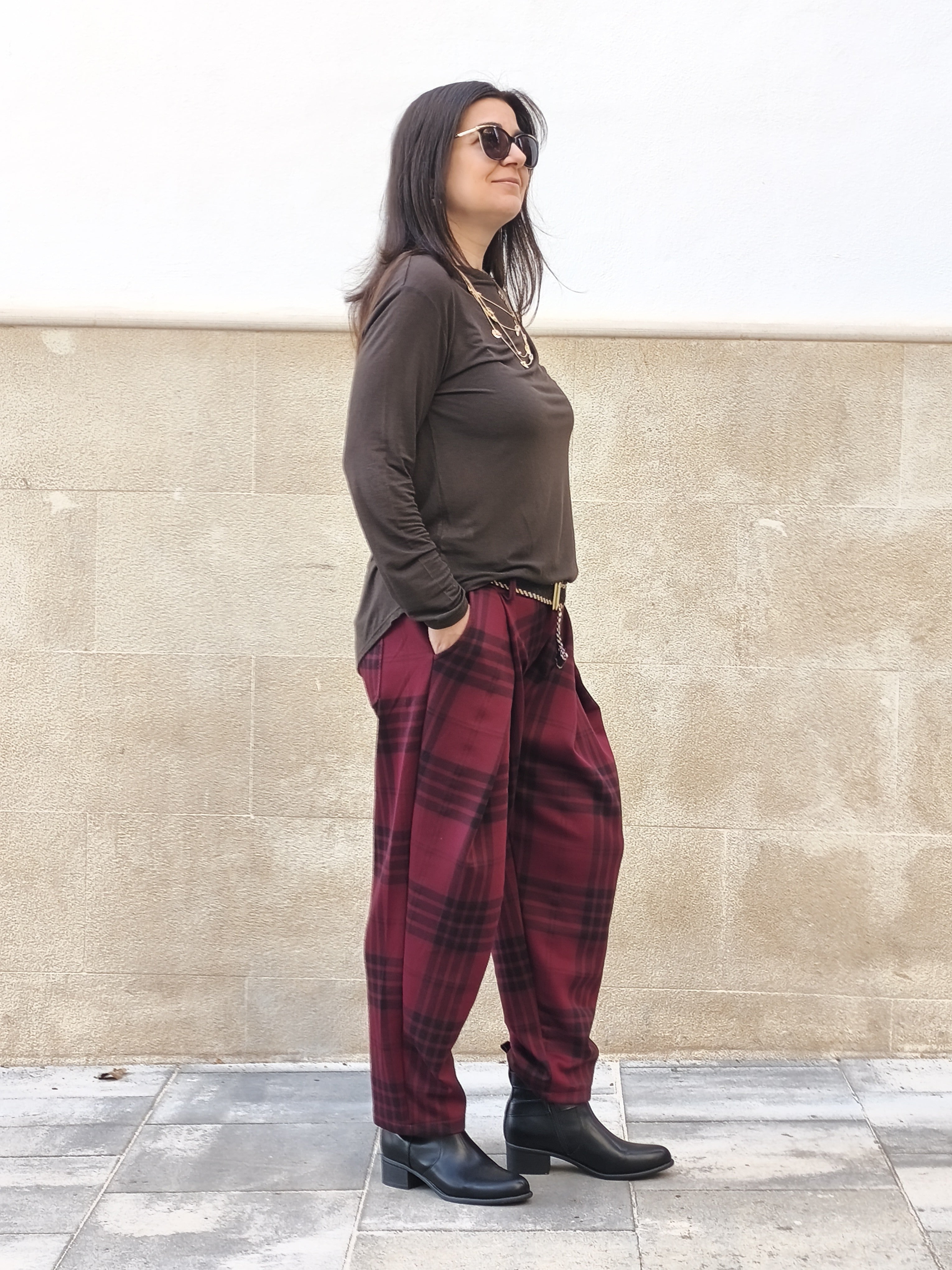 Camiseta lisa marrón y Pantalón escocés burdeos