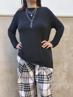 Camiseta lisa negra y Pantalón escocés beige