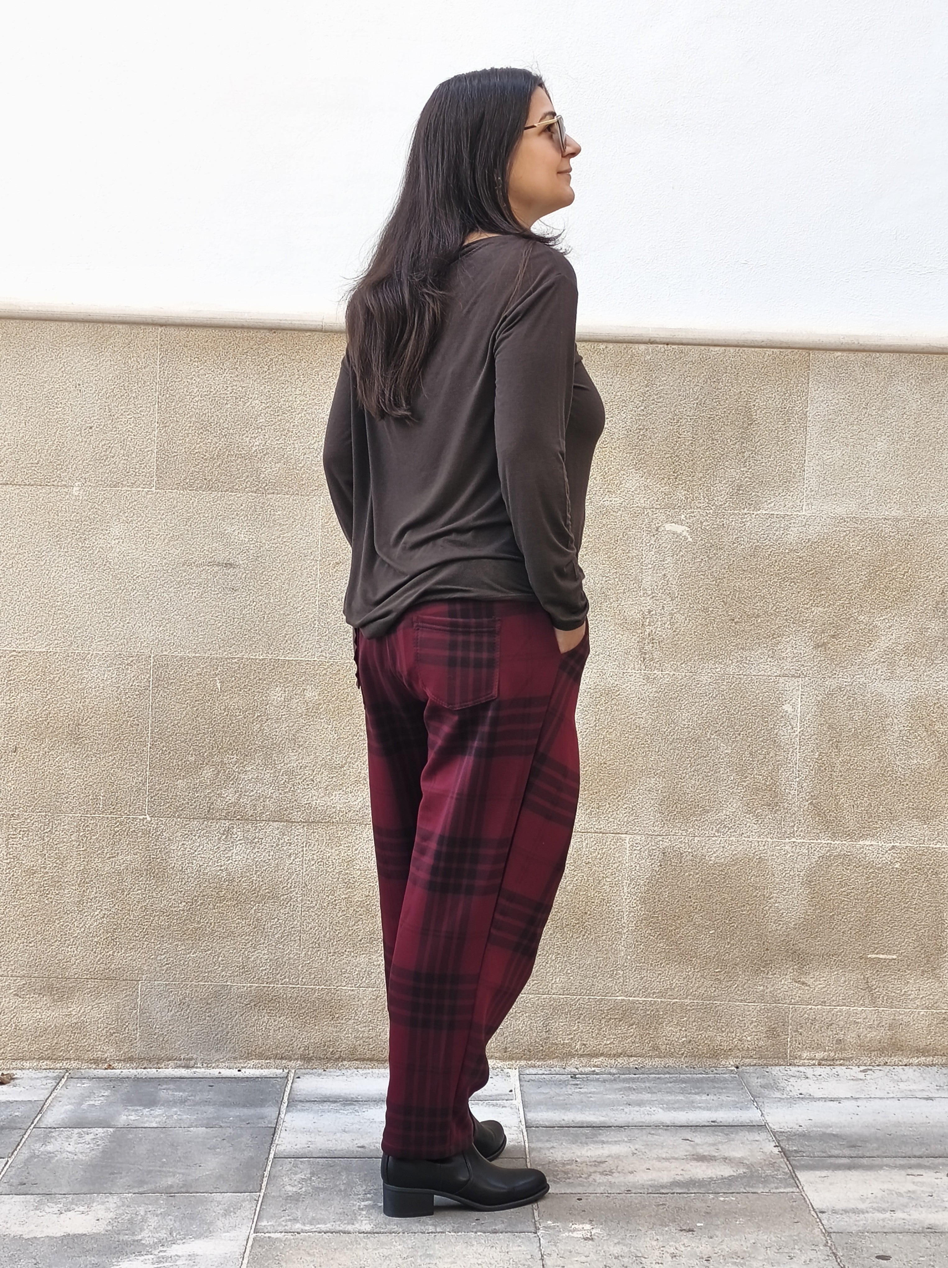 Camiseta lisa marrón y Pantalón escocés burdeos